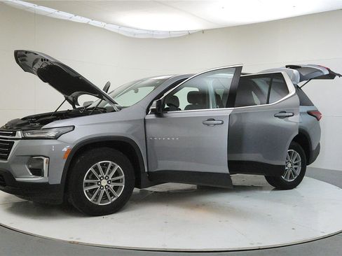 Used 2023 Chevrolet Traverse LT image 11