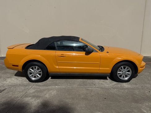 Used 2007 Ford Mustang Convertible RWD image 12