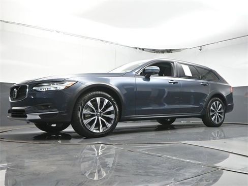 Certified 2025 Volvo V90 B6 Cross Country Plus image 36