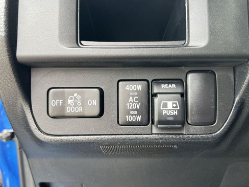 Used 2017 Toyota Tacoma TRD Sport AWD/4WD image 31