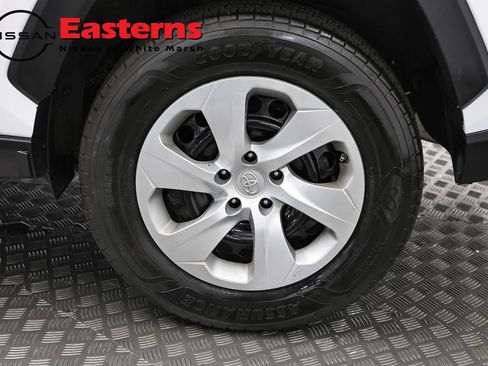 Used 2023 Toyota RAV4 LE AWD/4WD image 33