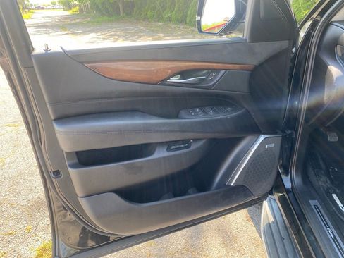 Used 2017 Cadillac Escalade ESV Luxury AWD/4WD image 11