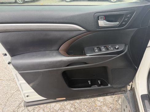 Used 2017 Toyota Highlander Limited Platinum FWD image 12