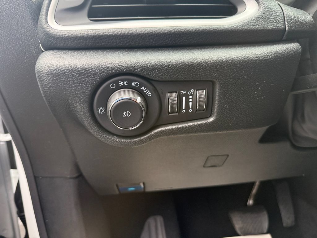 New 2026 Chrysler Pacifica Select FWD image 17