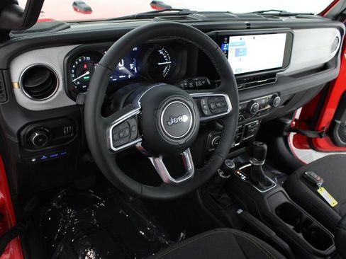 Used 2025 Jeep Wrangler Unlimited Sahara AWD/4WD image 8