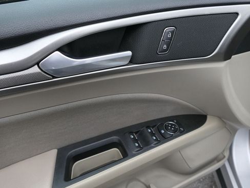 Used 2019 Ford Fusion SE FWD image 15