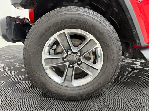 Used 2018 Jeep Wrangler Unlimited Sahara AWD/4WD image 11
