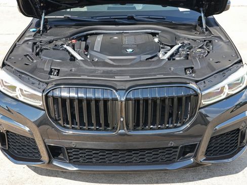 Used 2021 BMW 740i w/ M Sport Package RWD image 8