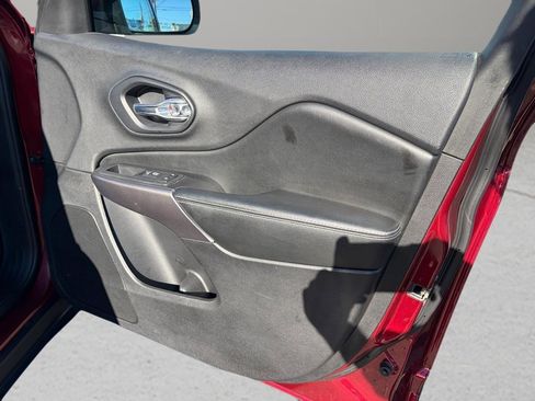 Used 2019 Jeep Cherokee Limited image 18