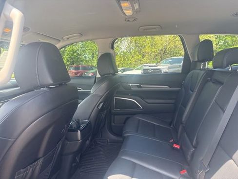 Used 2025 Kia Telluride LX FWD image 8