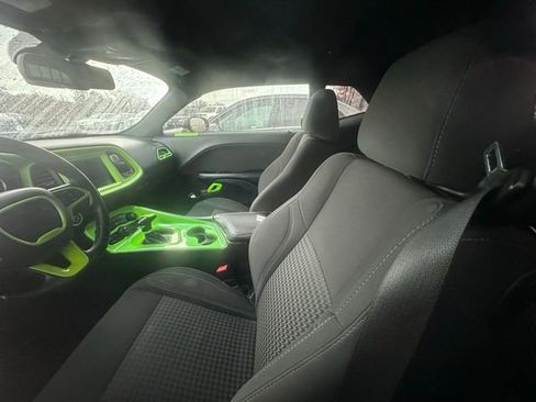 Used 2016 Dodge Challenger SXT image 7