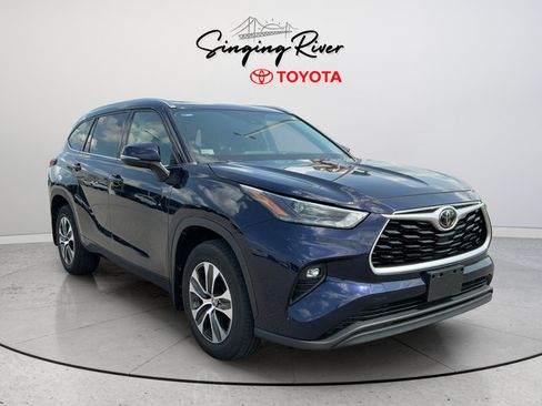 Used 2021 Toyota Highlander XLE AWD/4WD image 1