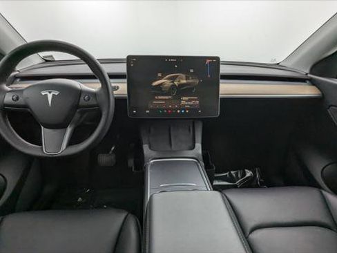 Used 2022 Tesla Model Y Long Range image 24