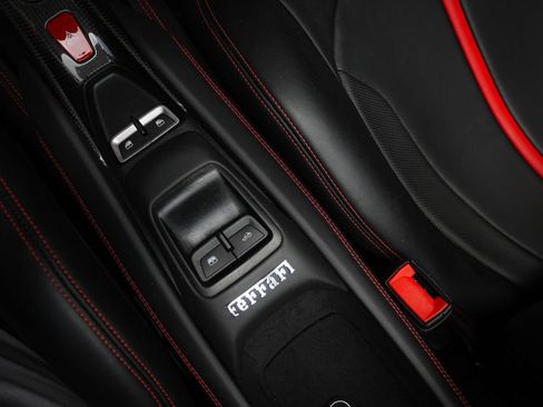 Used 2021 Ferrari F8 Tributo RWD image 40