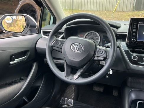 Used 2021 Toyota Corolla LE image 17