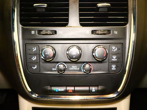 Used 2019 Dodge Grand Caravan SXT image 26