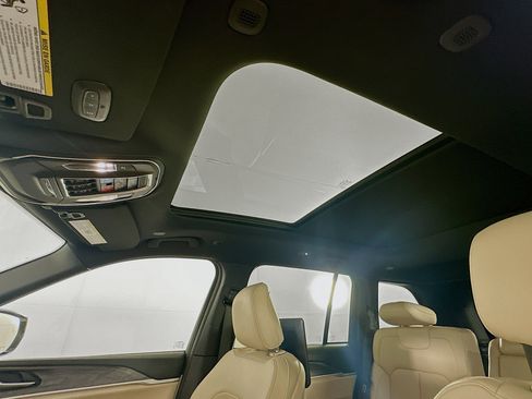 Used 2023 Jeep Grand Cherokee 4WD 4xe w/ Luxury Tech Group II image 26