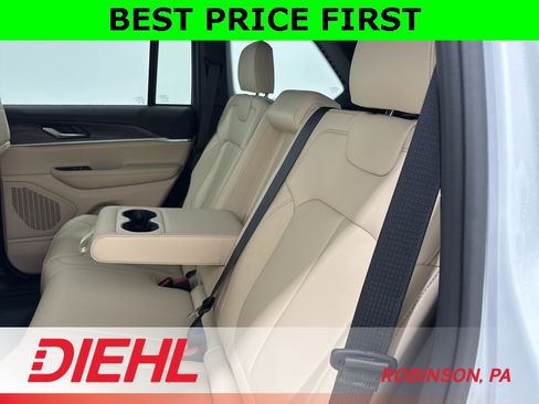 New 2025 Jeep Grand Cherokee Limited w/ Black Appearance Package image 18