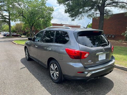 Used 2017 Nissan Pathfinder SL w/ SL Tech Package FWD image 3