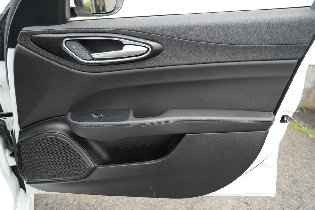 Used 2017 Alfa Romeo Giulia AWD image 33