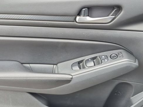 Used 2024 Nissan Altima 2.5 SV FWD image 12