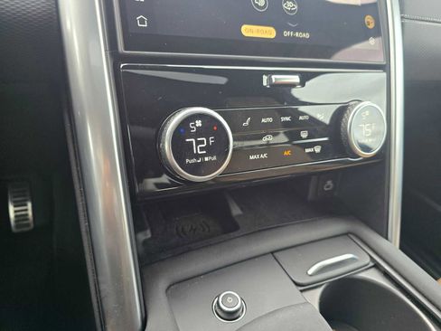 Certified 2025 Land Rover Discovery Dynamic SE image 29