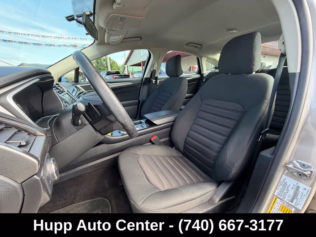 Used 2017 Ford Fusion SE w/ Fusion SE Technology Package FWD image 8