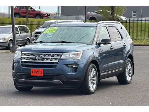 Used 2018 Ford Explorer XLT w/ Equipment Group 202A AWD/4WD image 10