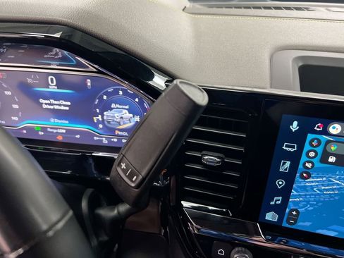 Used 2025 Chevrolet Silverado 2500 ZR2 w/ Technology Package image 17