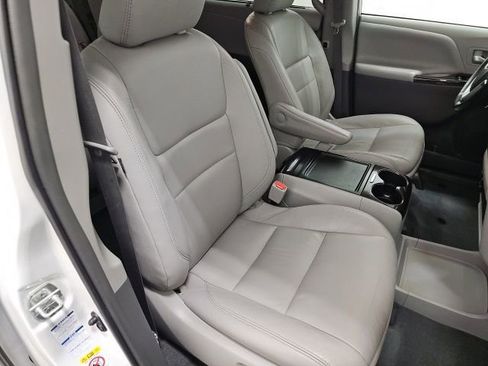 Used 2019 Toyota Sienna XLE w/ XLE Navigation Package image 38