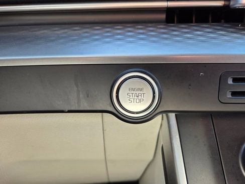 Used 2022 Kia Carnival LX image 31