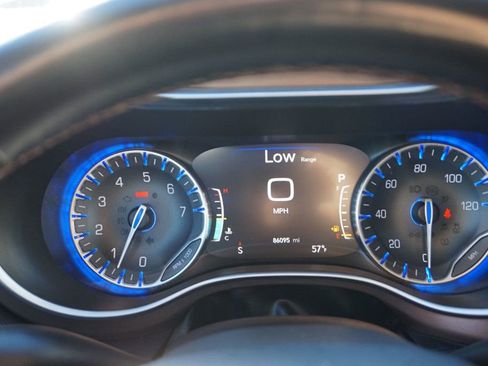 Used 2017 Chrysler Pacifica Touring-L Plus image 32