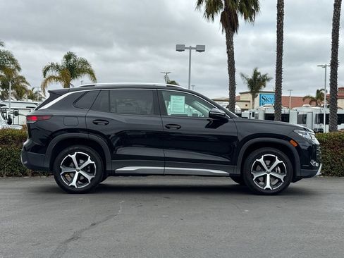 Used 2025 Volkswagen Tiguan SE AWD/4WD image 3