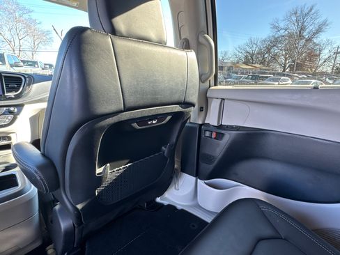 Used 2024 Chrysler Pacifica Touring-L image 8