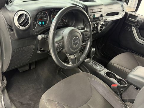 Used 2014 Jeep Wrangler Unlimited Sahara w/ Connectivity Group AWD/4WD image 3
