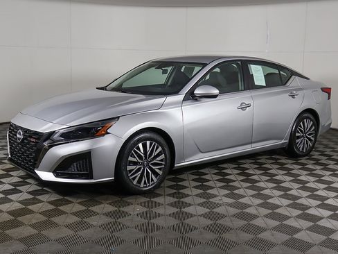 Used 2023 Nissan Altima 2.5 SV image 5