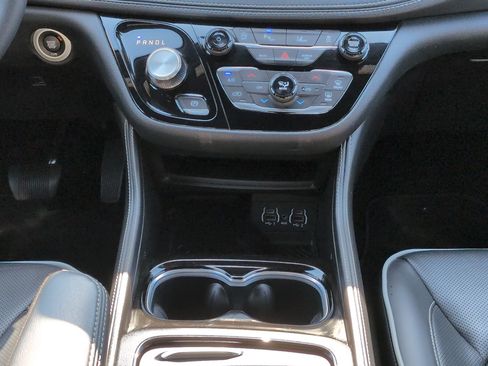 Used 2025 Chrysler Pacifica Limited FWD image 17