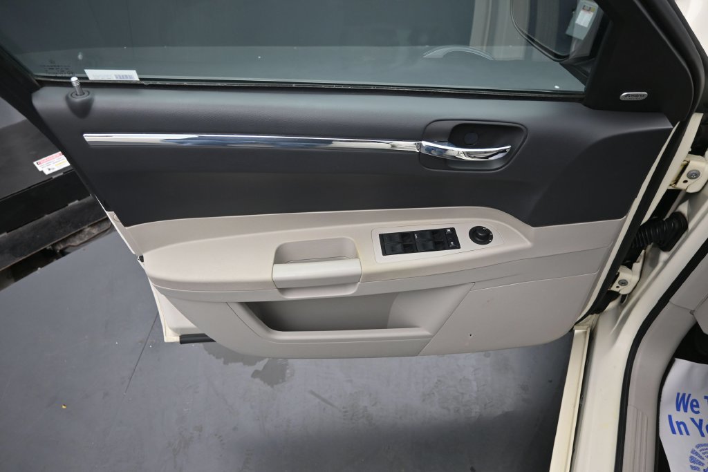 Used 2005 Chrysler 300 Touring w/ Sound Group RWD image 20