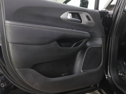 Used 2025 Chrysler Pacifica Select FWD image 22