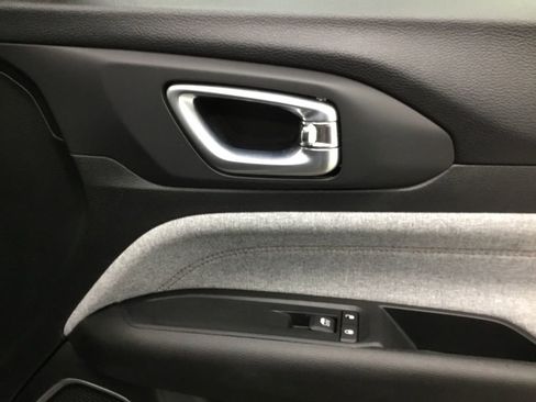 Used 2022 Jeep Compass Latitude w/ Sun and Sound Group image 23