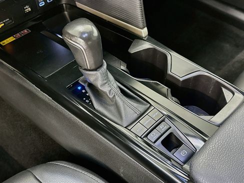 Used 2025 Toyota Camry SE FWD image 25