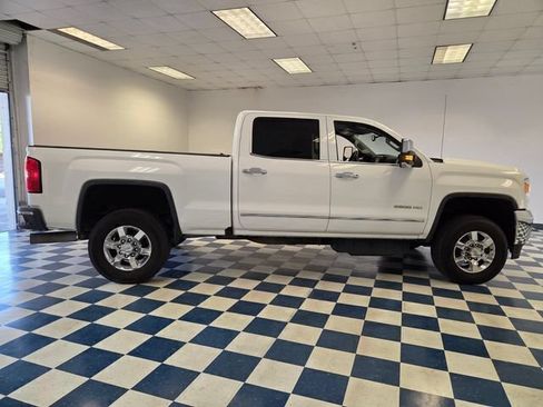 Used 2018 GMC Sierra 2500 SLT w/ Duramax Plus Package AWD/4WD image 9