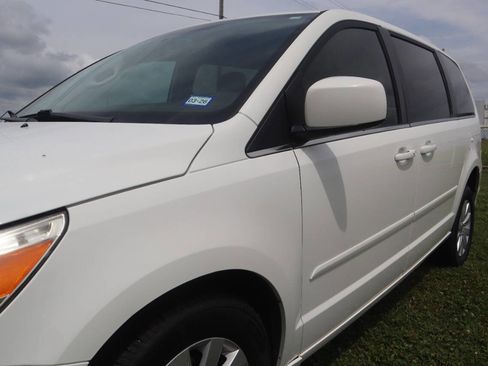Used 2012 Volkswagen Routan SEL FWD image 16