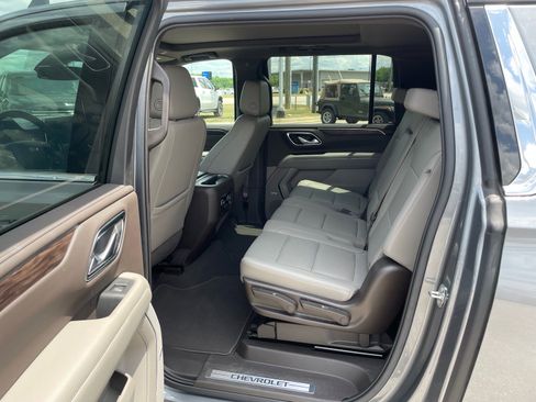 Used 2022 Chevrolet Suburban LT w/ Luxury Package RWD image 17