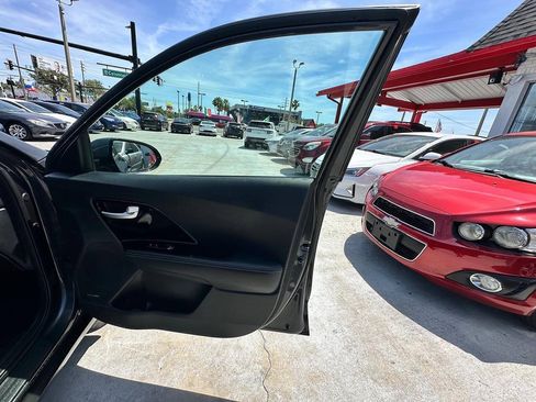 Used 2019 Kia Niro S Touring FWD image 14