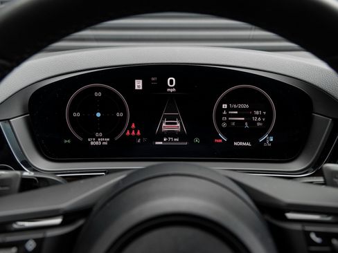 Used 2025 Porsche Cayenne Coupe image 18