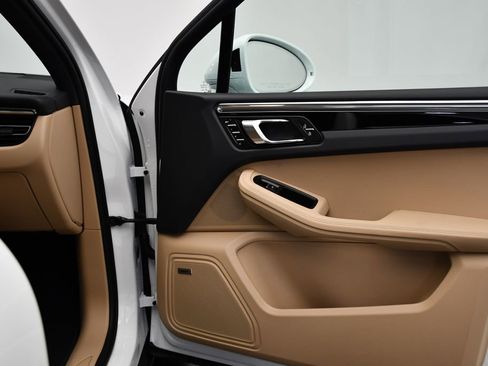 Used 2025 Porsche Macan image 41