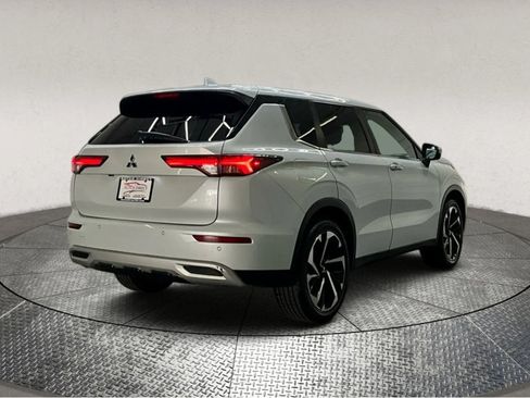 Used 2022 Mitsubishi Outlander SE image 8