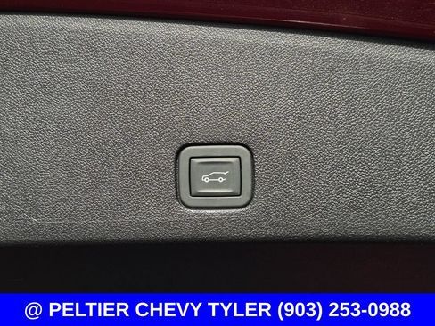 Used 2025 Cadillac XT6 Luxury FWD image 9