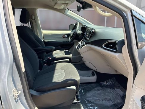 Used 2023 Chrysler Voyager LX FWD image 10